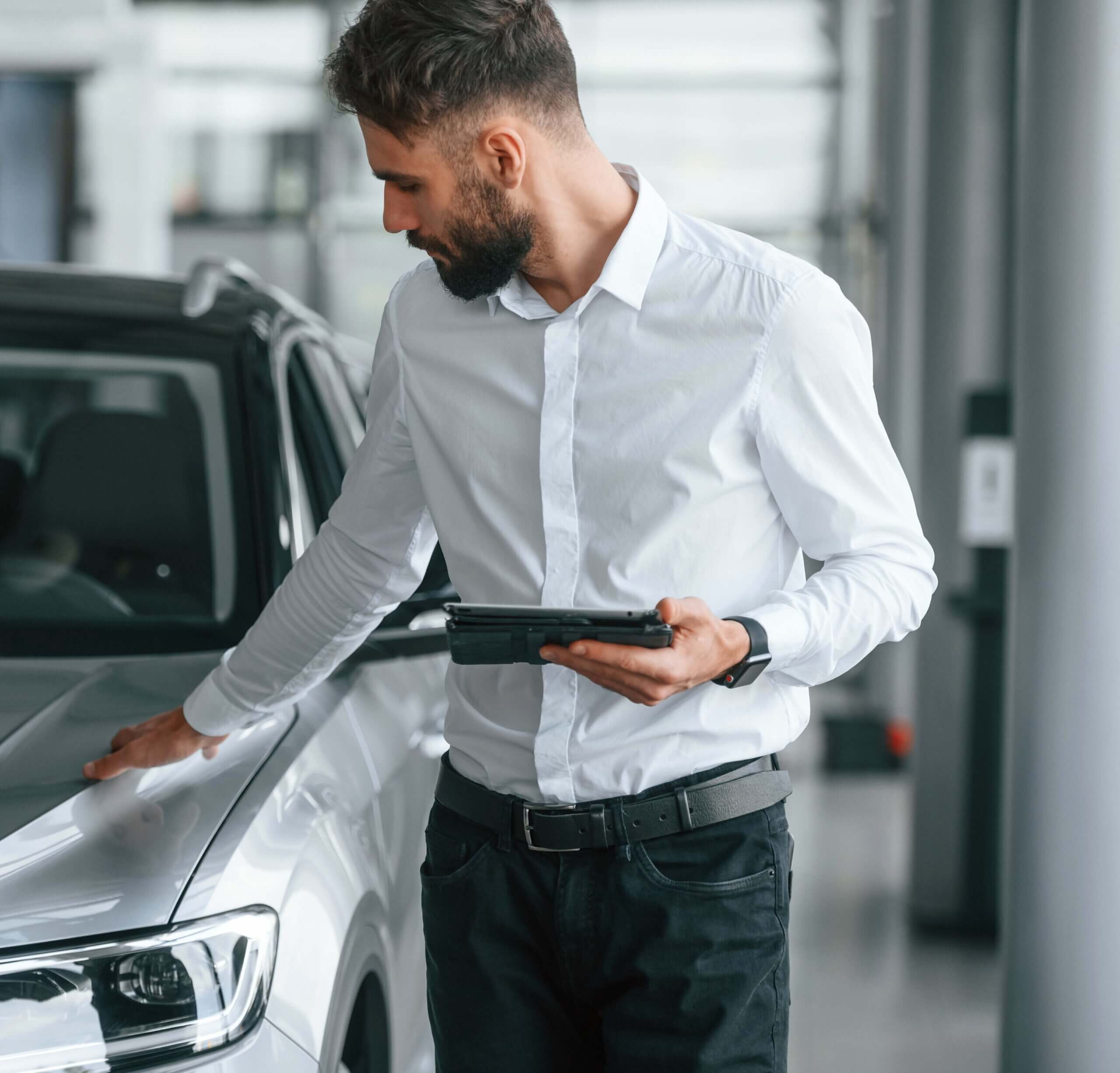 Ragazzo in concessionaria che mostra veicolo