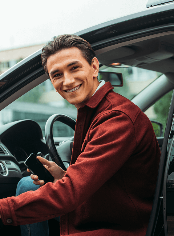 ragazzo sorridente guarda in camera